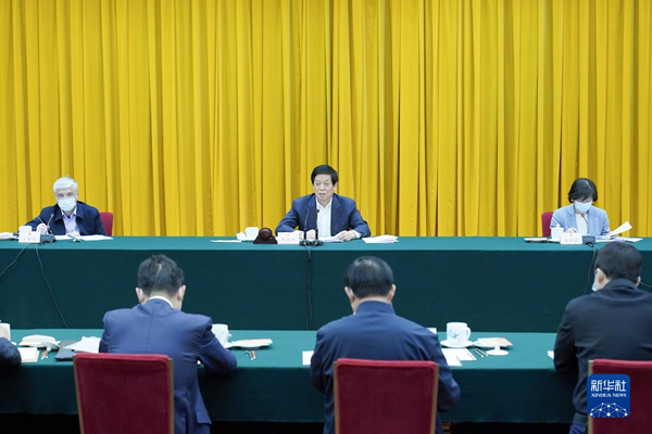 栗战书在青藏高原生态保护法立法座谈会上强调 坚持生态保护第一 高质量做好立法工作